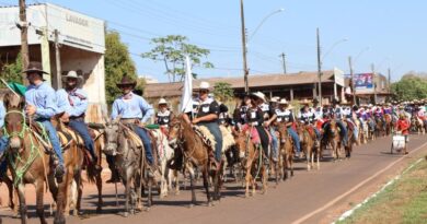 Rolim de Moura mobiliza população para manter o trajeto da Cavalgada limpo e preservar as plantas da Avenida 25 de Agosto