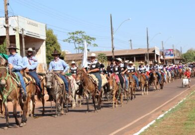 Rolim de Moura mobiliza população para manter o trajeto da Cavalgada limpo e preservar as plantas da Avenida 25 de Agosto