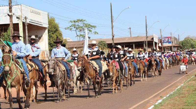 Rolim de Moura mobiliza população para manter o trajeto da Cavalgada limpo e preservar as plantas da Avenida 25 de Agosto