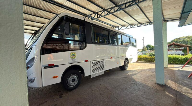 Novo micro-ônibus reforça atendimento do Centro Educacional de Rolim de Moura