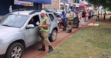 COMTRAN realiza blitz educativa para conscientizar motoristas sobre segurança no trânsito em Rolim de Moura