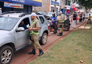 COMTRAN realiza blitz educativa para conscientizar motoristas sobre segurança no trânsito em Rolim de Moura