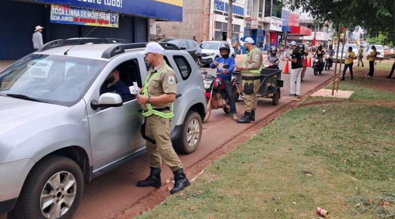 COMTRAN realiza blitz educativa para conscientizar motoristas sobre segurança no trânsito em Rolim de Moura