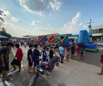 Festa do dia das crianças transforma a Praça Durvalino de Oliveira em palco de alegria e magia em Rolim de Moura